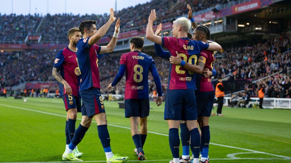 Los jugadores del Barça celebran uno de los tres goels marcados en el derbi