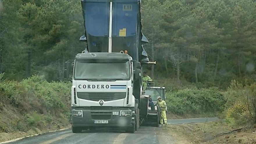 Trabajos de mejora en el firme de la carretera de Santa Ana.