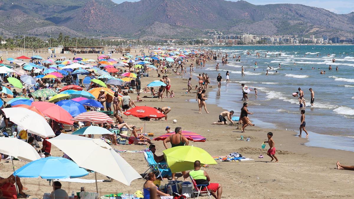 Una playa de Castelló llena de turistas, en una imagen del verano pasado.