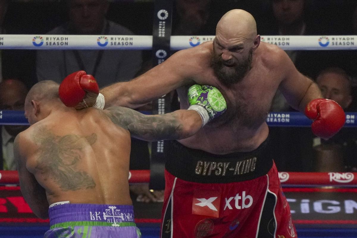 Usyk (izquierda) ataca a Fury, en el combate de Riad.