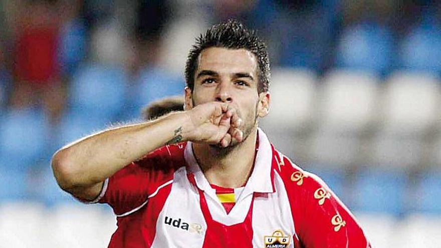 Negredo celebra un gol con el Almería.