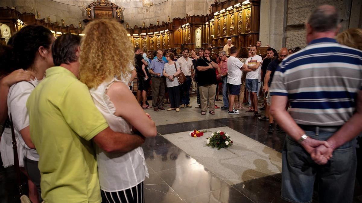 Visitantes en torno a la tumba de Franco