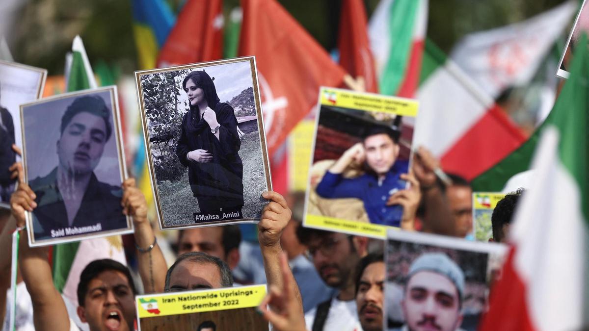 Manifestantes por la muerte de Mahsa Amini en las calles de Irán.