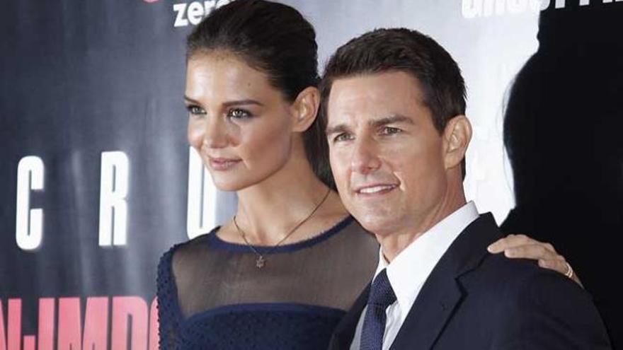 Katie Holmes y Tom Cruise posan como pareja.
