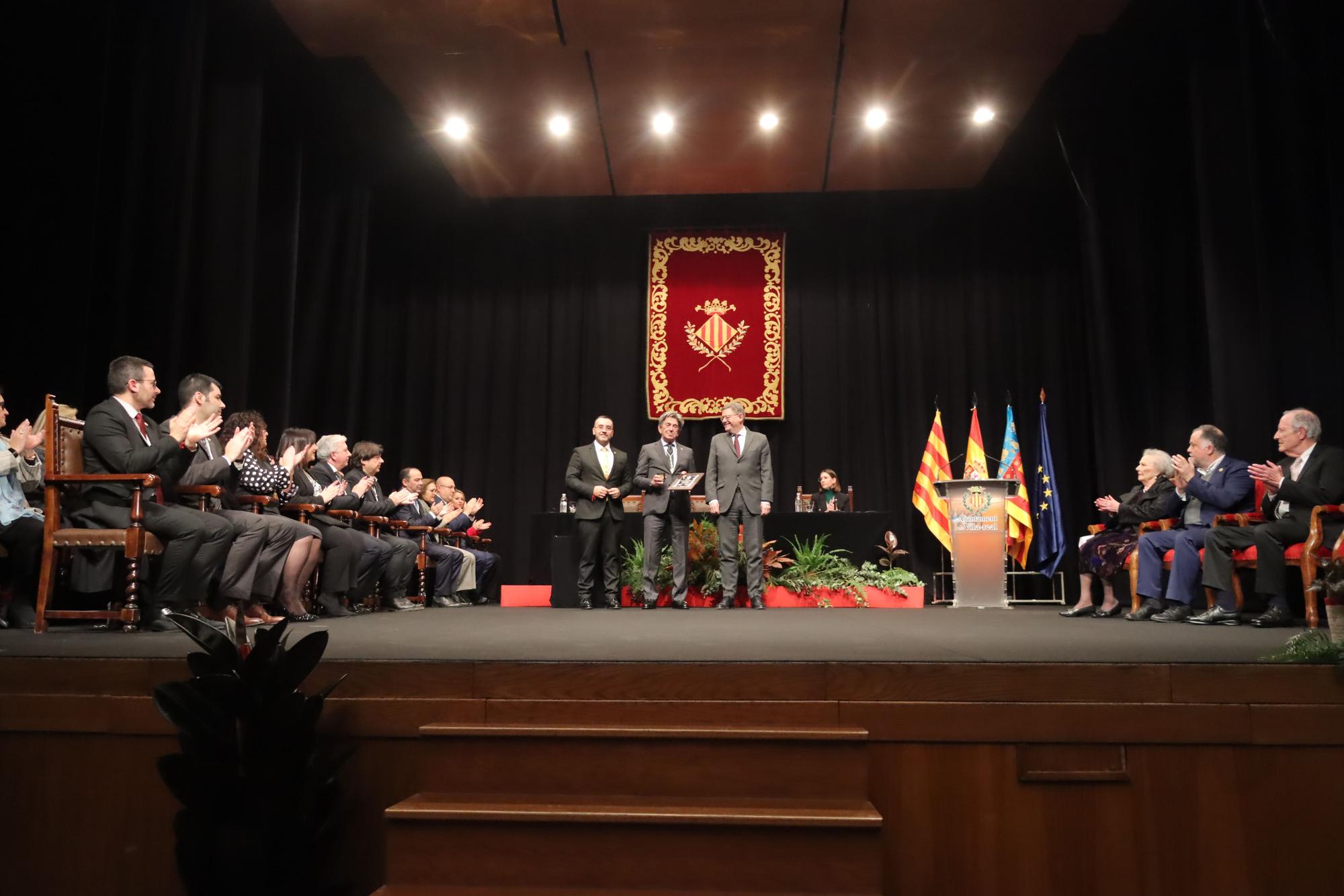 Las imágenes de la entrega de las medallas de oro de Vila-real a Porcelanosa, Carmelitas y 'Quique' y la distincion de Hijo Predilecto a Diego Dualde