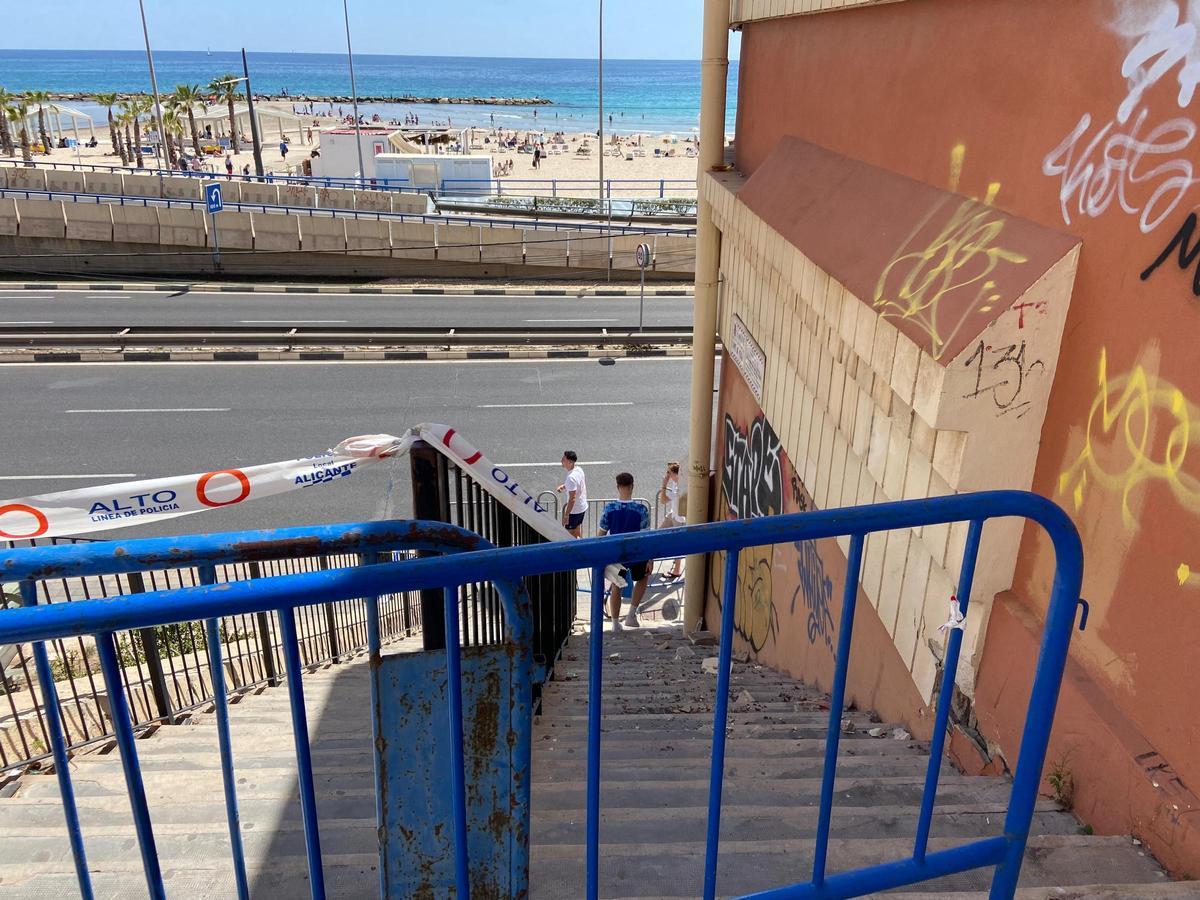 Un grupo de turistas utiliza unas escaleras cerradas por deprendimientos en el Raval Roig.