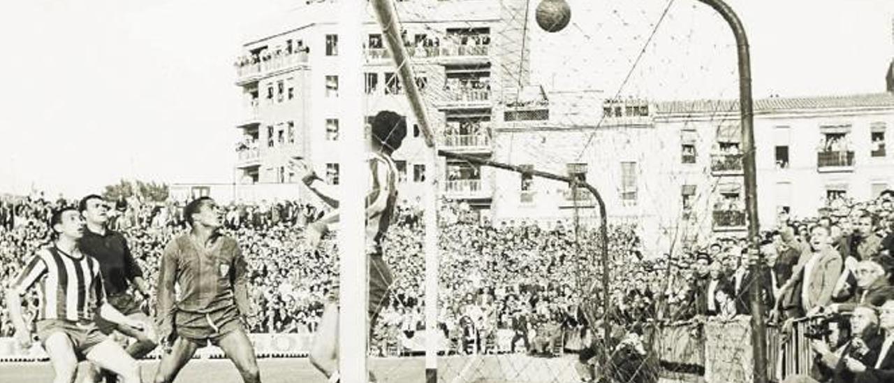 Una acción del Levante UD-Deportivo en Vallejo, en 1963, que supuso el primer ascenso a Primera.