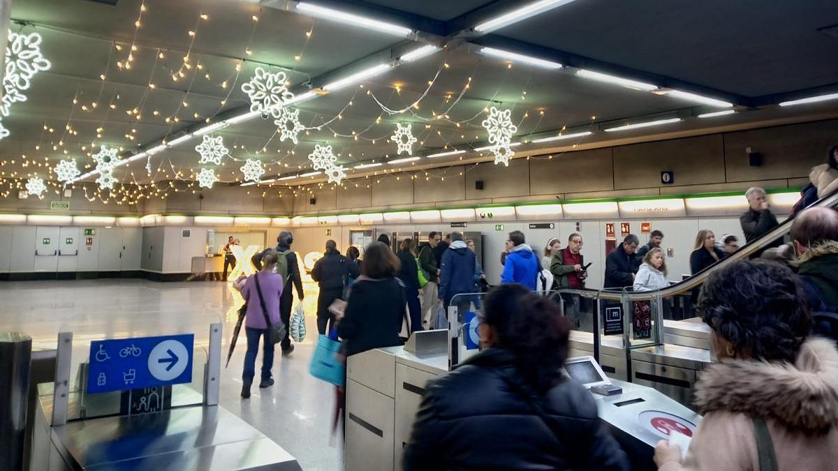 Pasajeros en una estación del Metro de Sevilla en Navidad