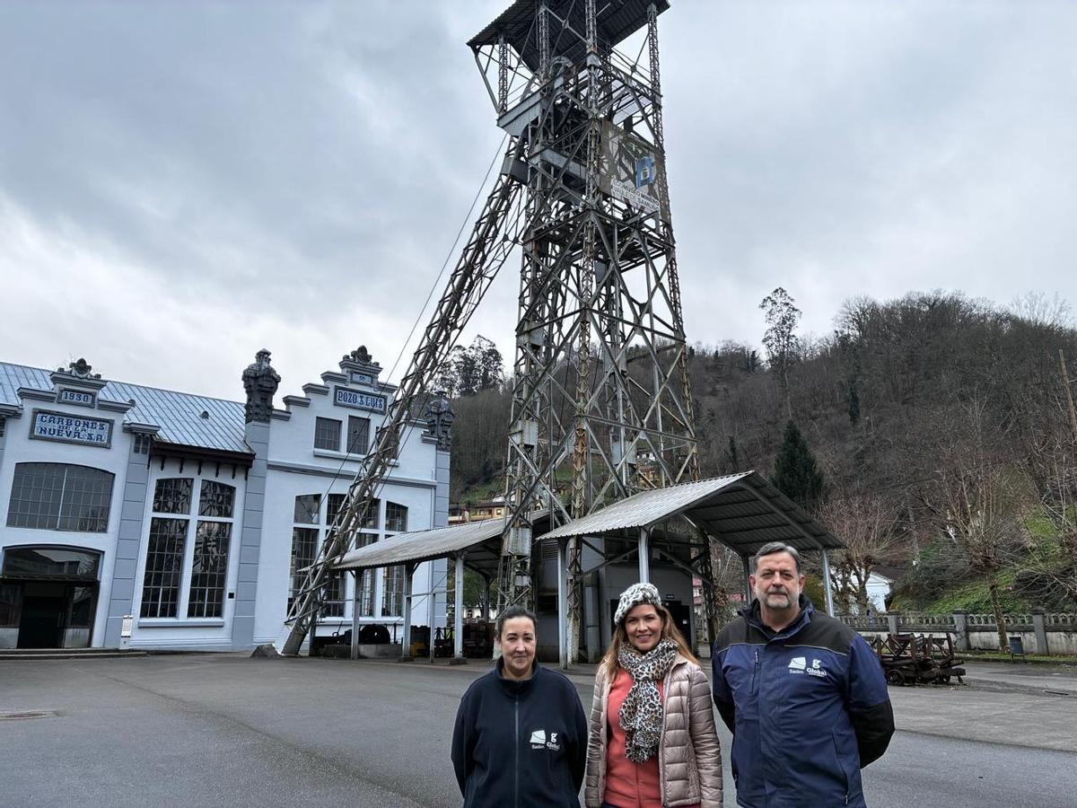 Lilí Brillanti, en el centro, junto a Noelia del Llano y Javier Vicente, trabajadores del Ecomuseo del Samuño.
