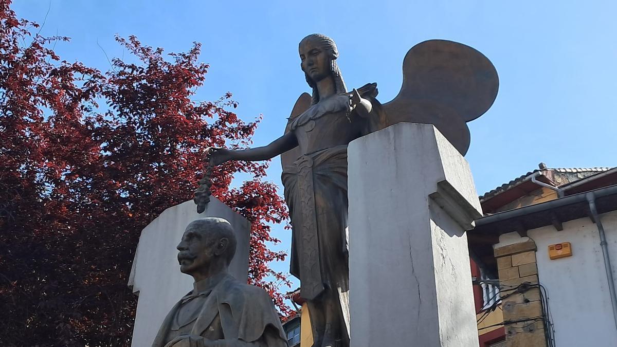 La parte alta del monumento, con la musa de la poesía sobre la imagen de Tedoro Cuesta, sin la cadena.