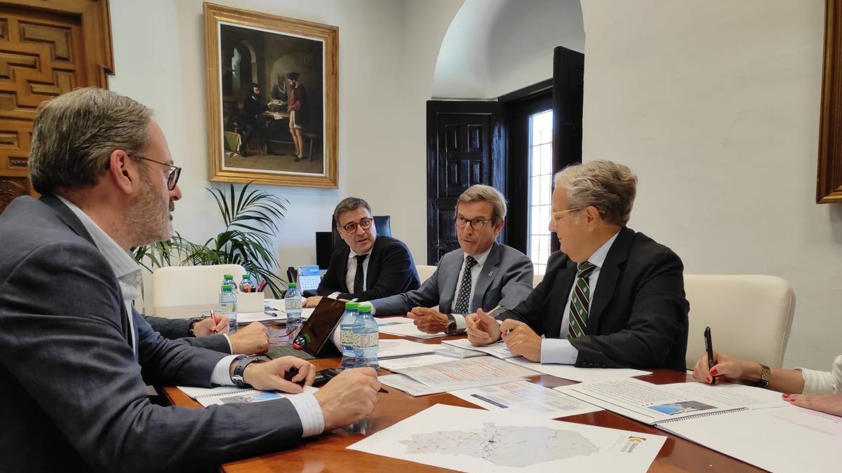 Pardela (centro), junto a Fuentes (dcha.), habla con Molina (izda.), durante el encuentro en la Diputación de Córdoba.