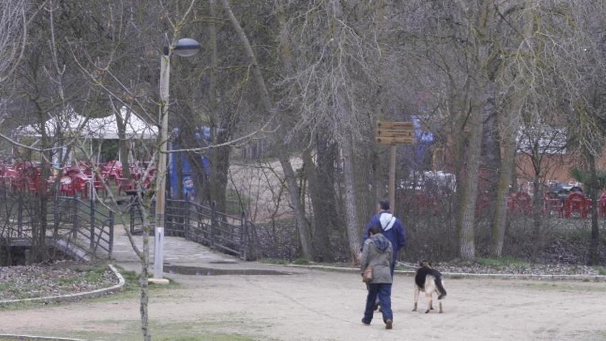 Un joven con su perro en Valorio.