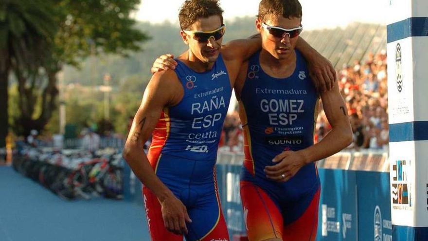 Raña y Gómez Noya cruzan juntos la meta en el Europeo de Pontevedra, en 2011.