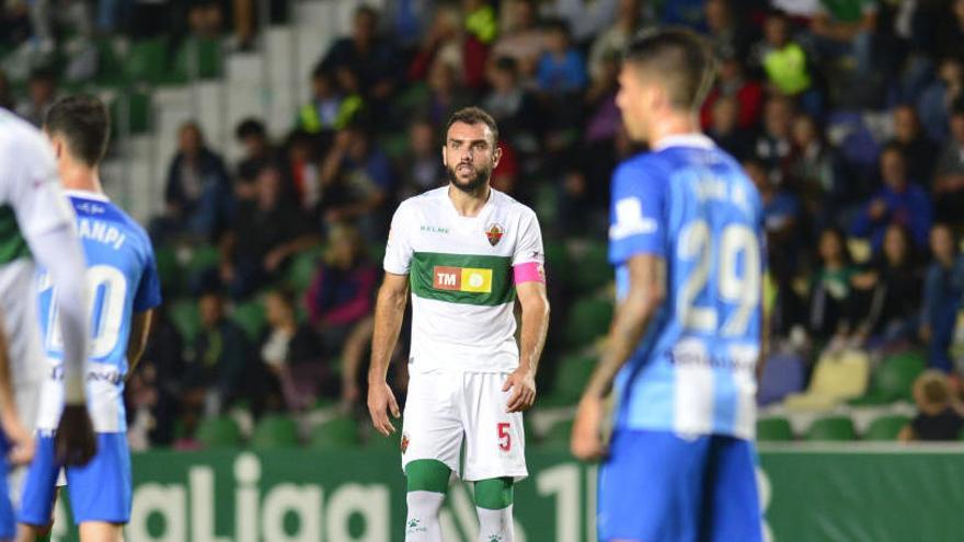 El capitán franjiverde Gonzalo Verdú lució el brazalete rosa durante el Elche-Málaga