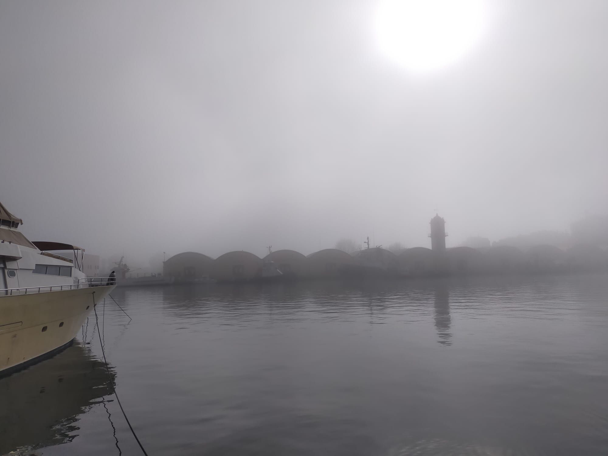 La playa de Gandia desaparece entre la niebla