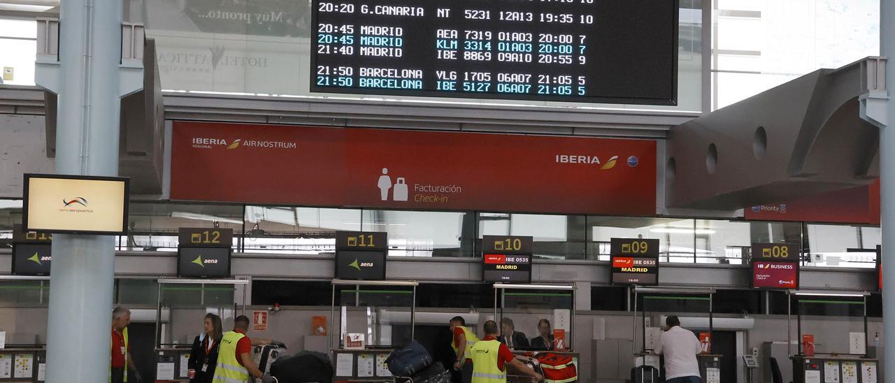 Pasajeros afectados por el cierre provisional del aeropuerto de Peinador el 3 de junio esperan en la terminal.