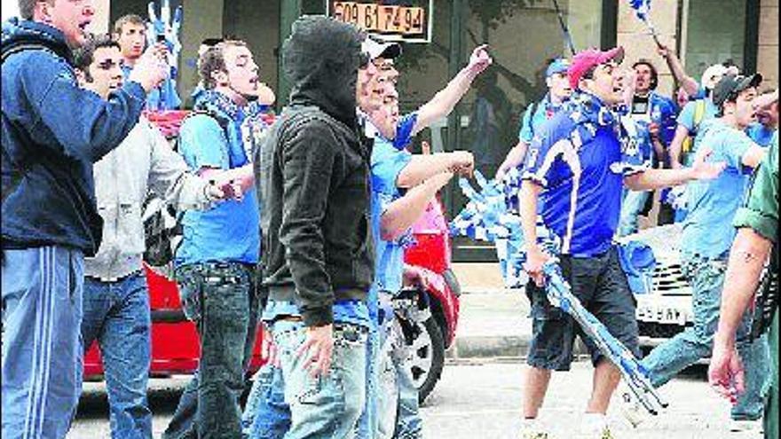 Algunos seguidores del Oviedo increpan a jugadores y técnico al acabar el partido.