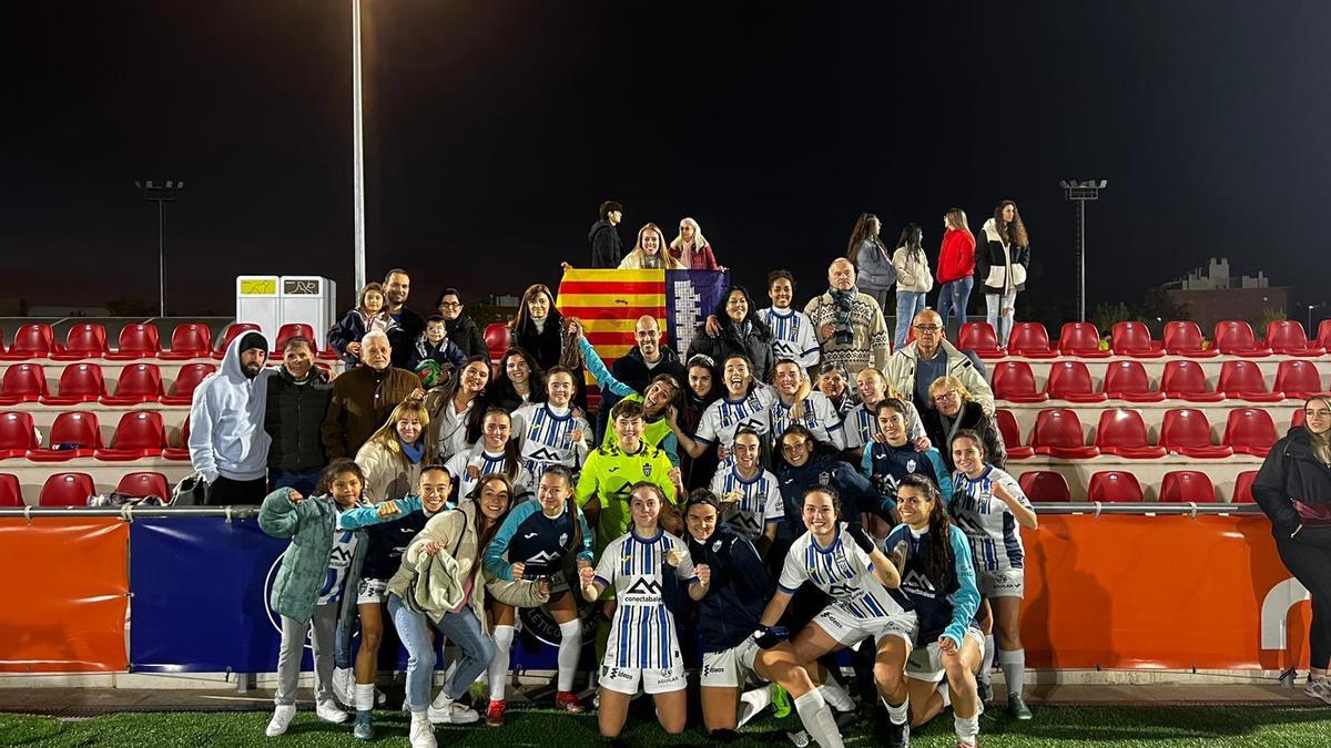 El Atlético Baleares femenino celebra el triunfo.