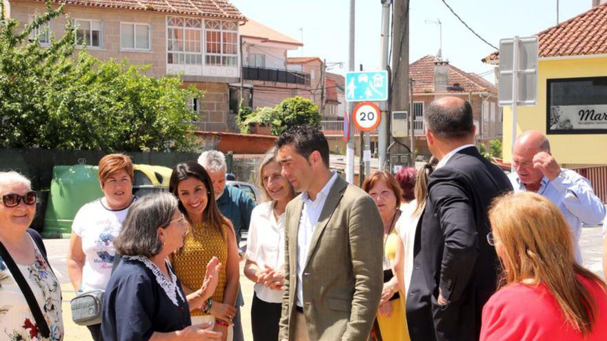 López y Moldes hablando rodeados de vecinos. | FdV