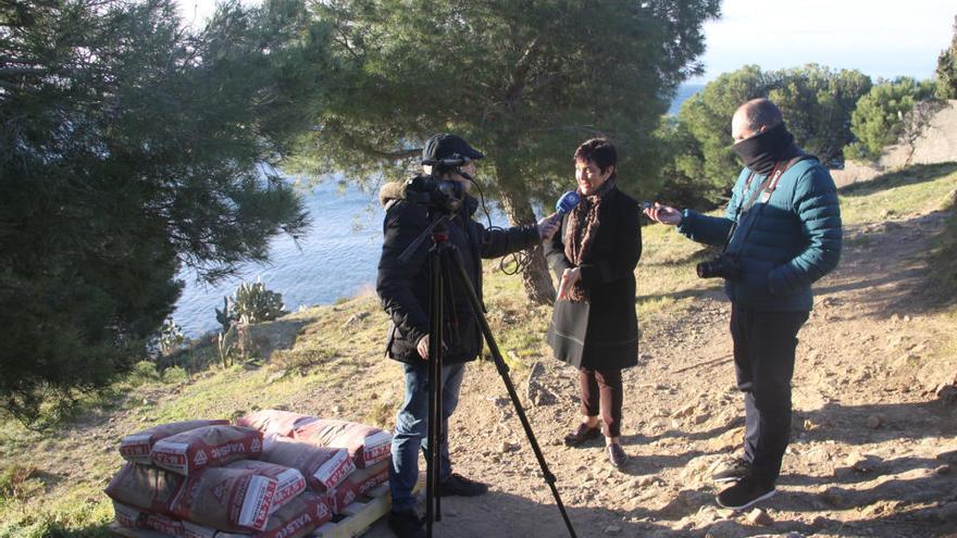 L&#039;alcaldessa Mindan en el lloc d&#039;inici dels treballs.