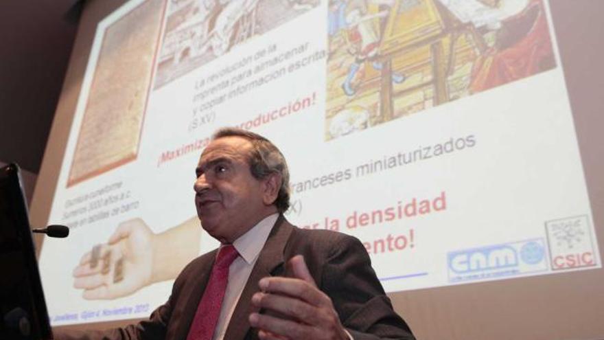 Emilio Lora-Tamayo D&#039;Ocón, ayer, durante su conferencia en el Centro de Cultura Antiguo Instituto.