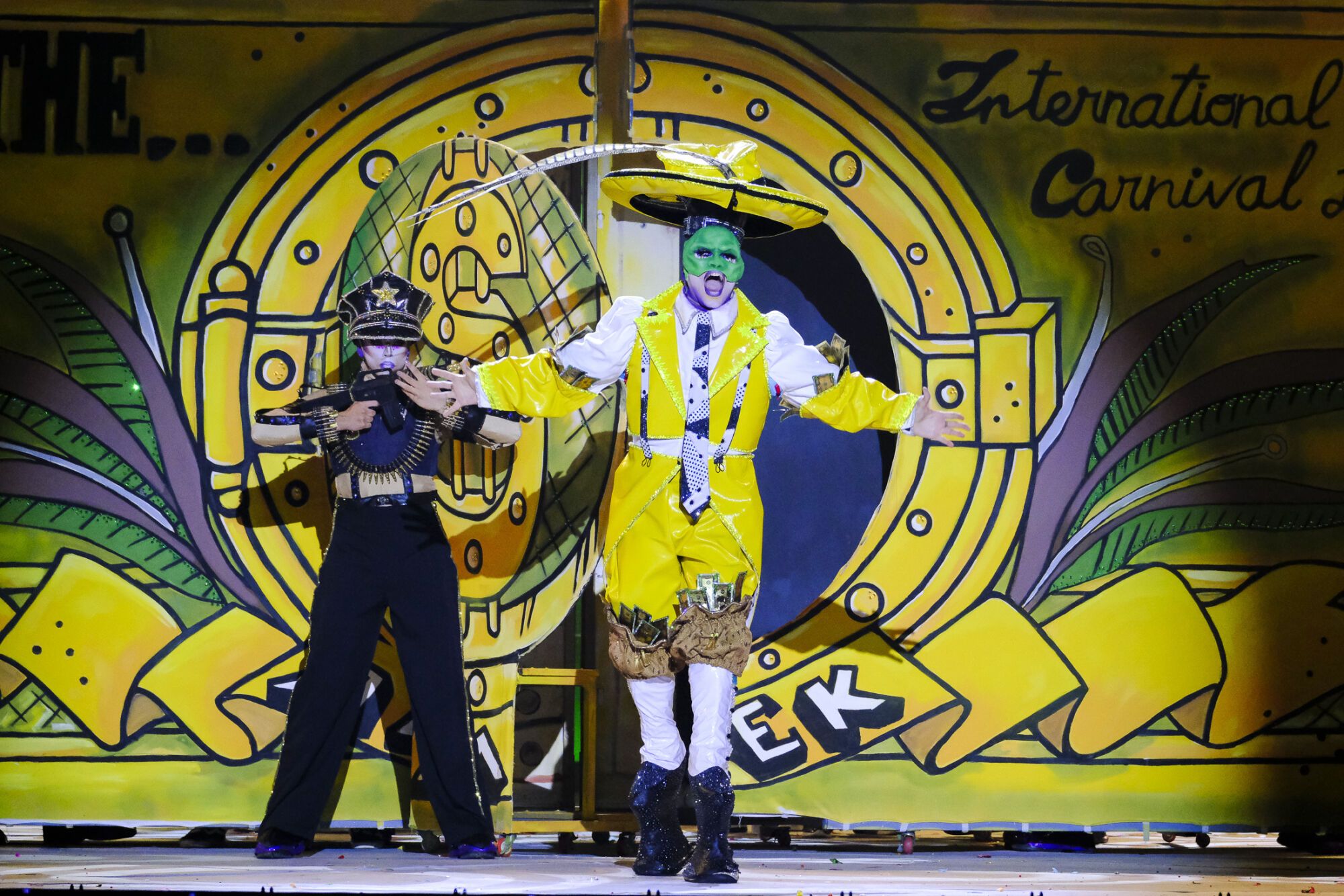 13. Drag Armek (Pedro Llomar Miranda González) Con el patrocinio de Salón Belleza Jared Pascual y con un diseño de Nancy Henríquez González presenta el espectáculo La belleza de lo oculto.