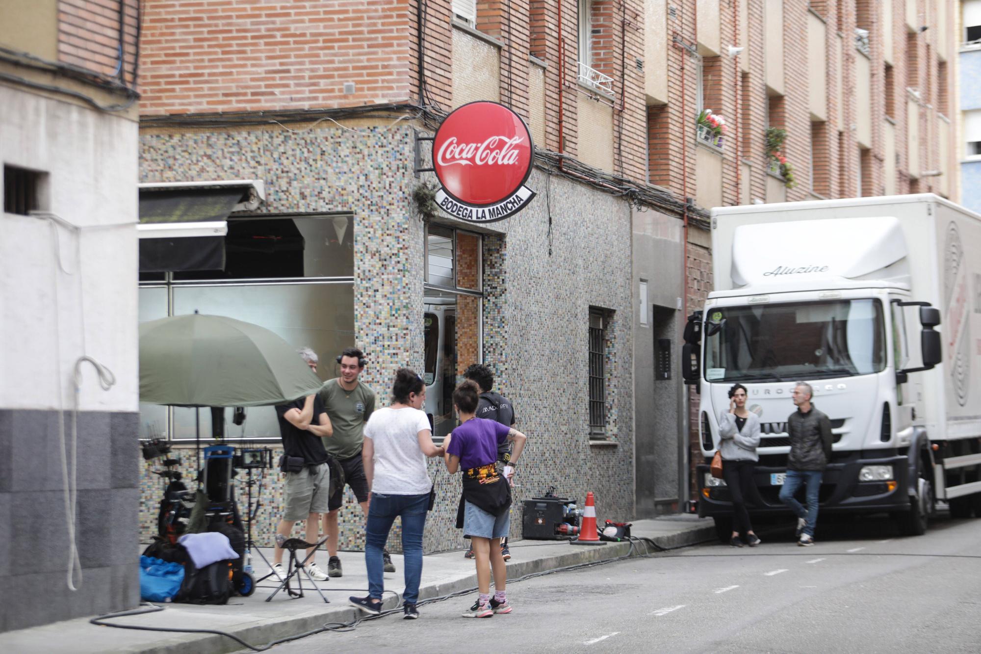 En imágenes: El bar que acapara los focos en Pumarín en el rodaje de una serie para Disney