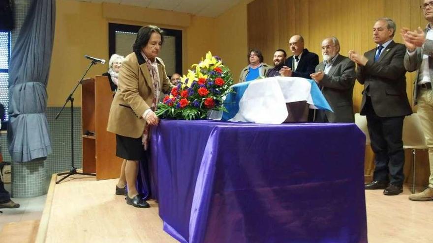 Acto de la ARMH para entregar los restos de Silvosa y Somoza, ayer, en A Pobra do Brollón.