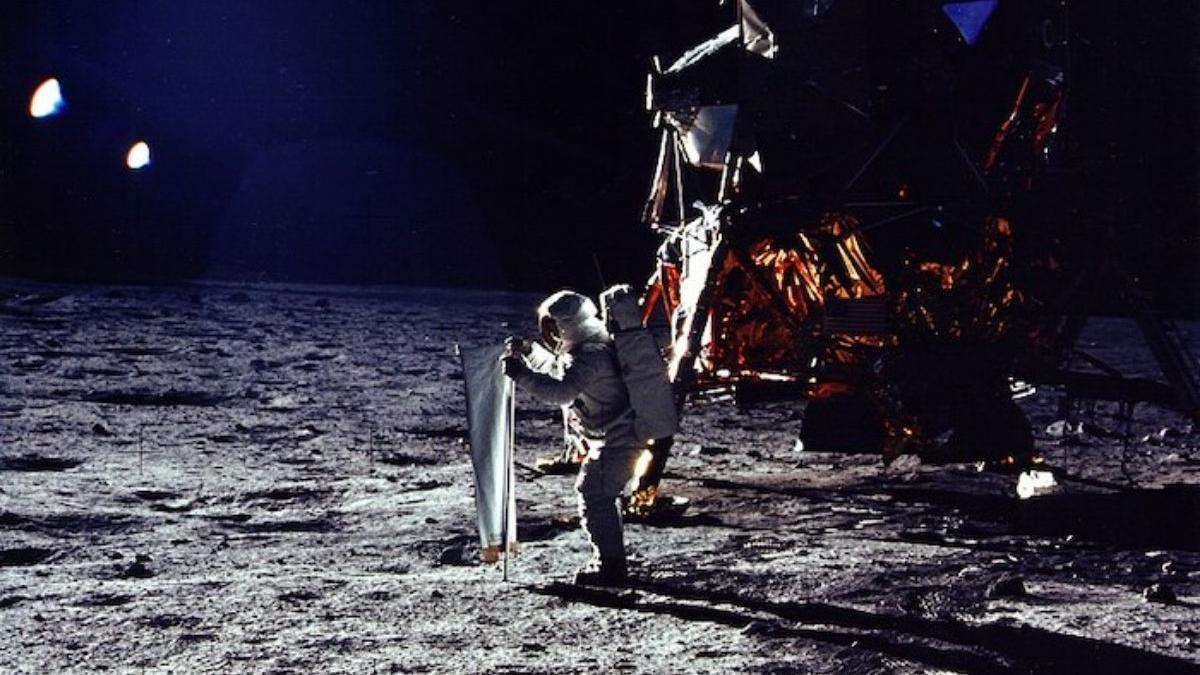 El astronauta de la NASA Buzz Aldrin realizando experimentos fuera del Módulo Lunar durante el Apolo 11.