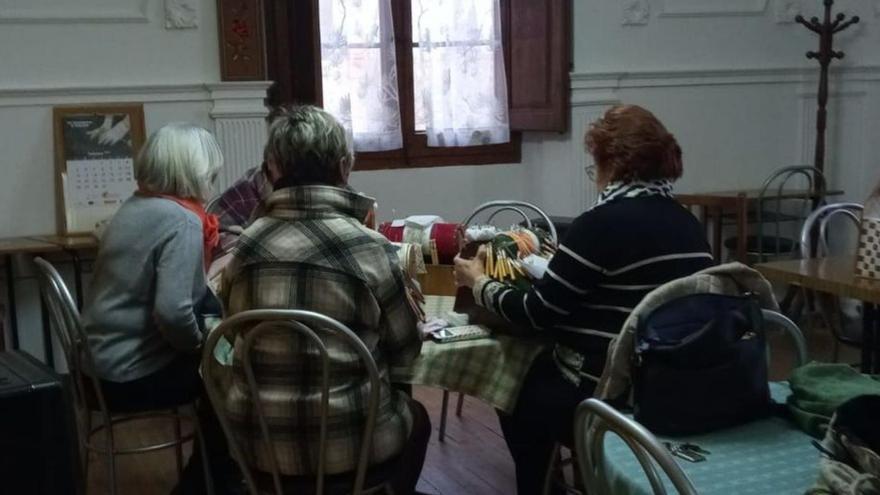 Un grupo de socias del colectivo participa en un taller.