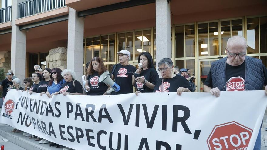 Cientos de cordobeses muestran su "rabia" tras la muerte Maricarmen: "Su desahucio la enfermó, el sistema la mató"