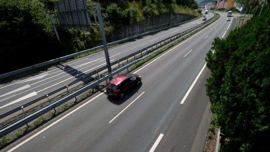 Fallece al precipitarse desde un puente a la autopista en Lena