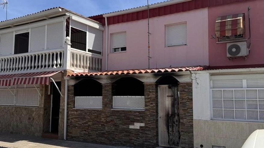 Rescatan a cuatro personas en un incendio en Cerro de Reyes (Badajoz)