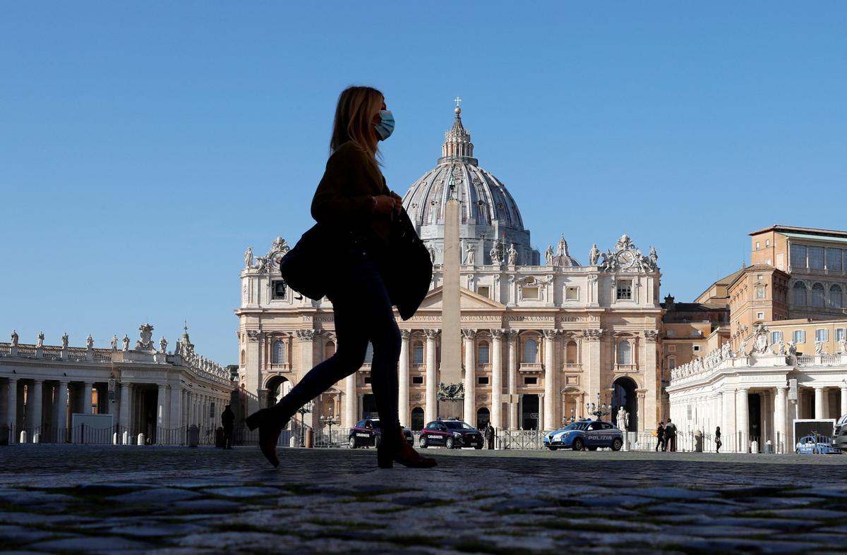 Un home irromp amb el seu cotxe per força al Vaticà, el frenen disparant i és detingut
