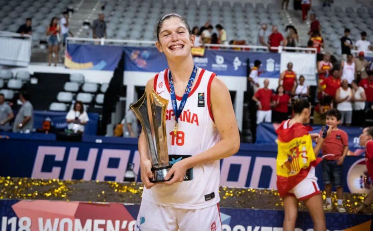 Nicole Domínguez, con el trofeo de campeonas. | FIBA