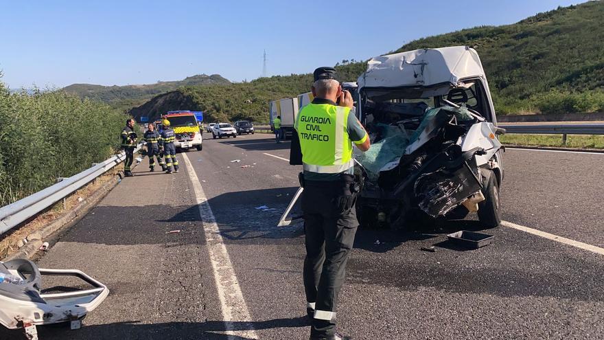 Movilizado el helicóptero del 061 tras un choque entre un camión y una furgoneta en Ourense