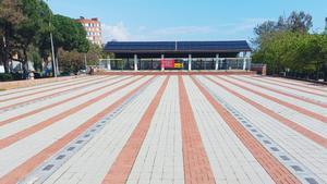 La Plaça dels Campions, con las placas de los medallistas en el suelo