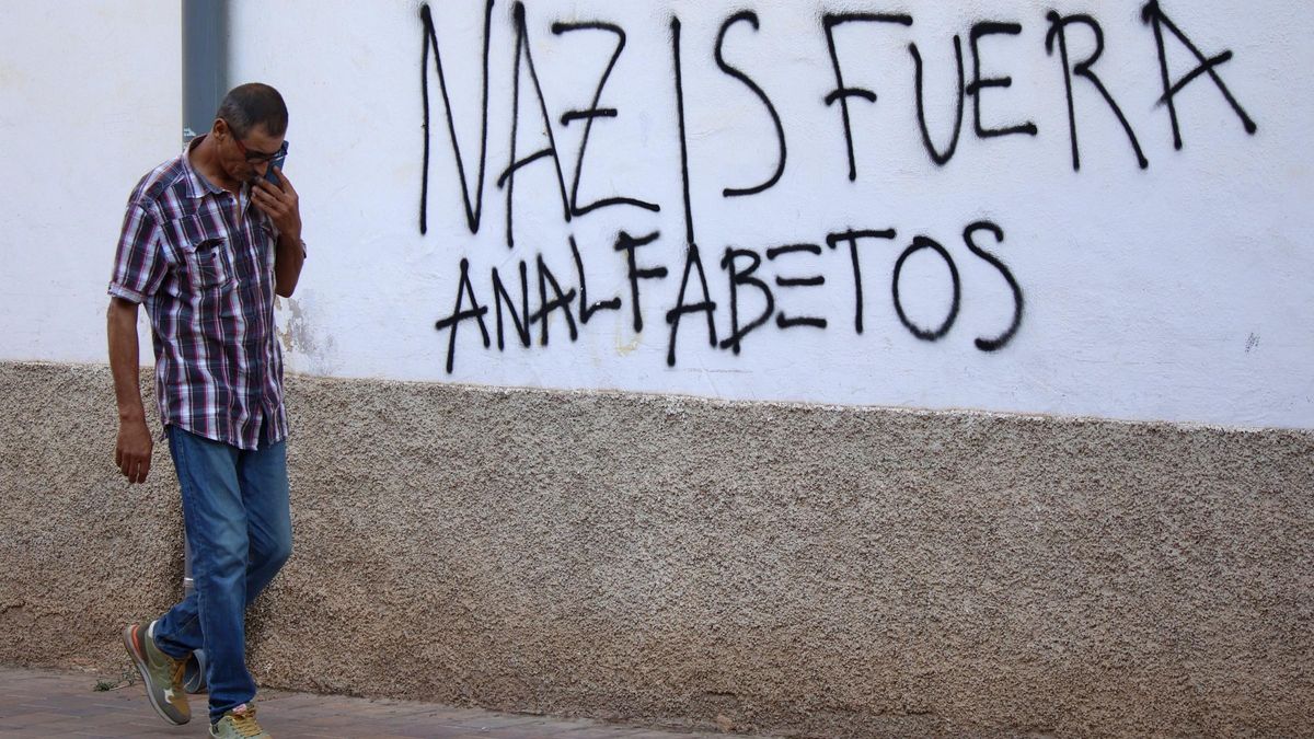 Un hombre camina junto a una pintada contra el racismo en Torre Pacheco