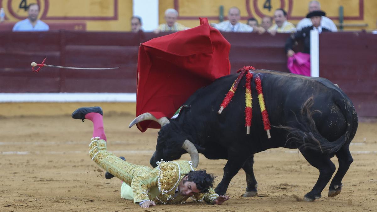 Morante fue volteado en varias ocasiones en el coso pacense.