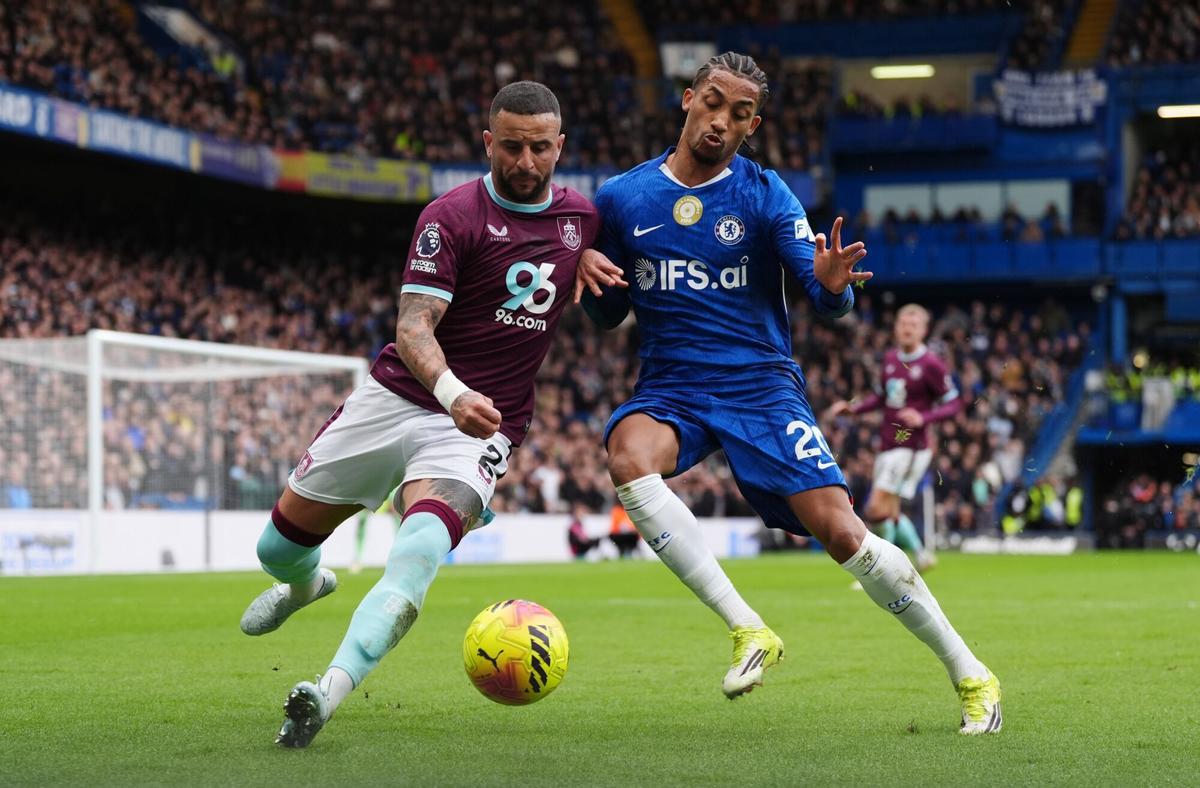 Kyle Walker, del Burnley y Joao Pedro, del Chelsea