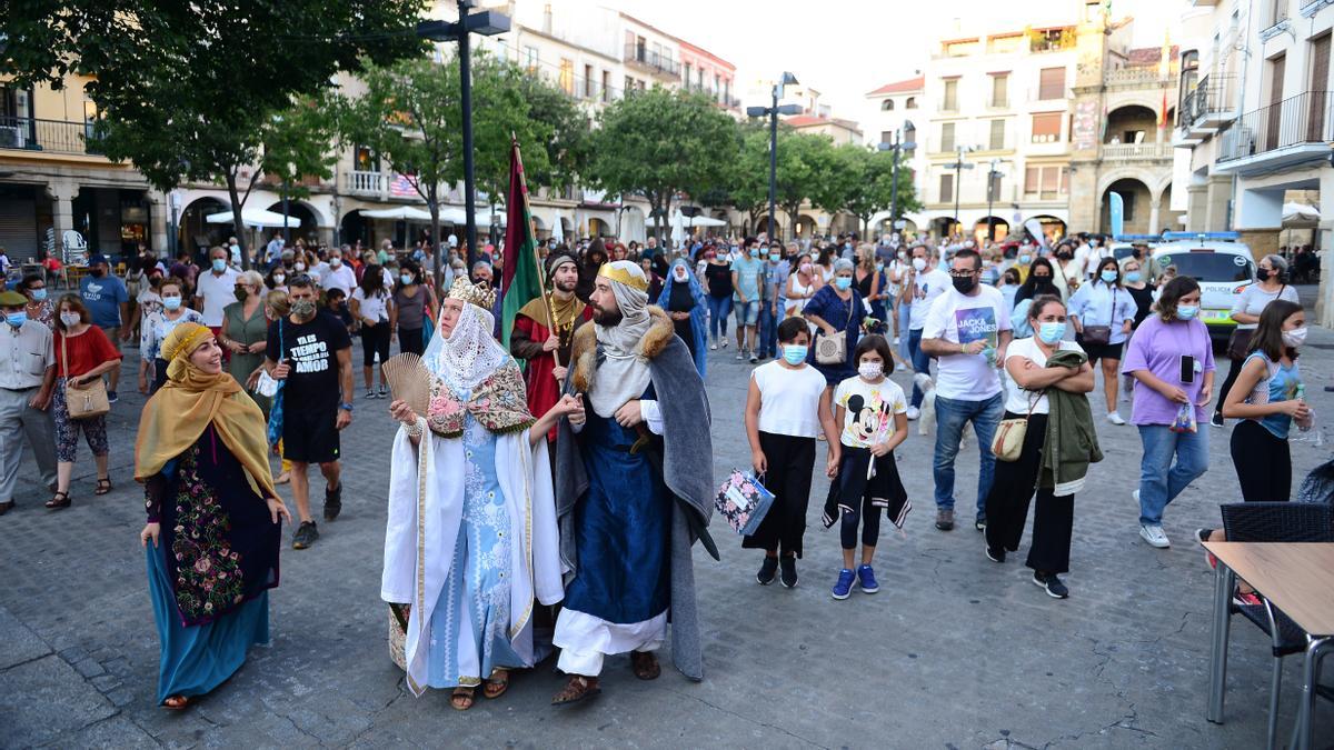 Alfonso VIII y su mujer guían a placentinos en la primera actividad del programa.