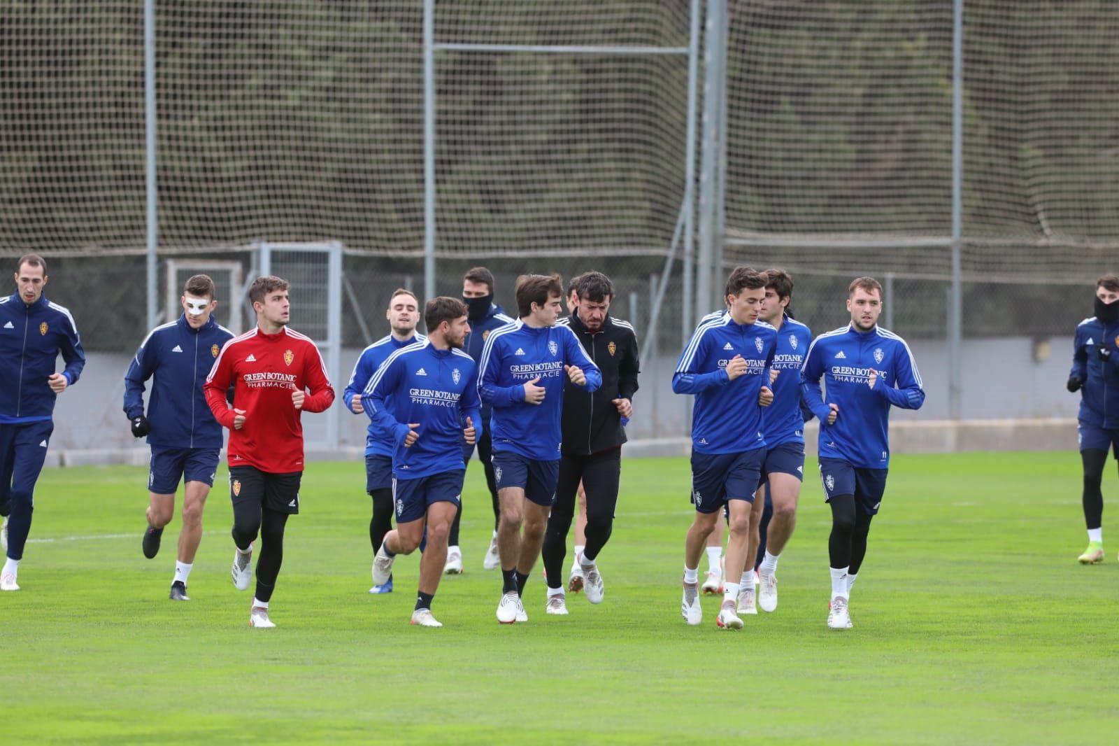 Fotogalería | El Real Zaragoza vuelve a los entrenamientos en grupo tras superar los test con el único positivo de Chavarría