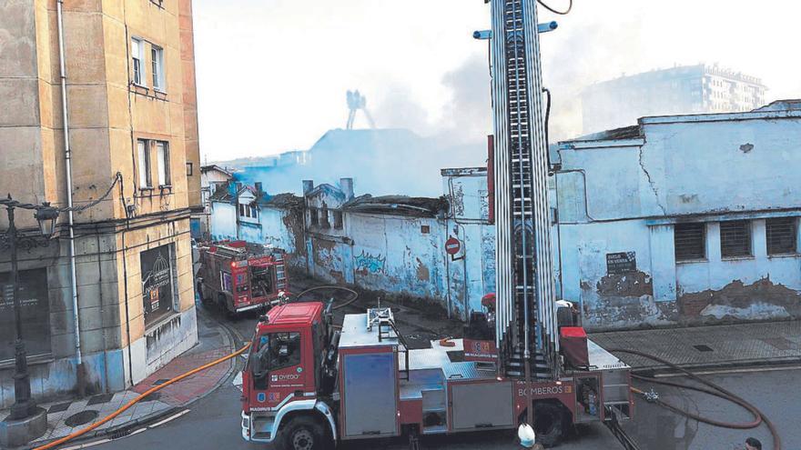 Los bomberos, trabajando para apagar el fuego en la nave de Ciudad Naranco el día del incendio. | Miki López