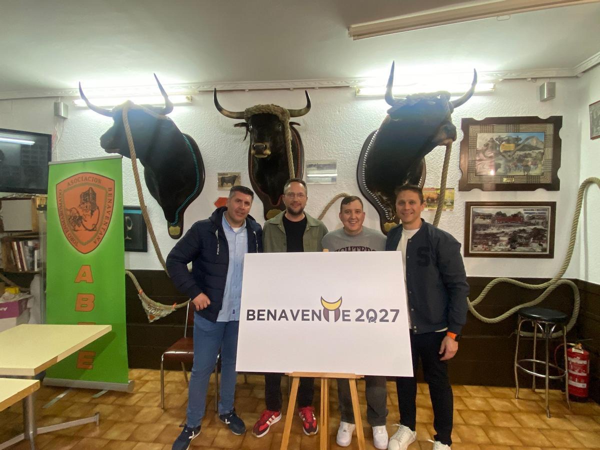 De izquierda a derecha: el presidente de la Federación Española, el autor del logo, el presidente de la ABTE y el concejal de Fiestas.
