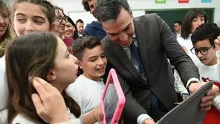 Pedro Sánchez, desde Ucrania al colegio 'Lope de Vega' de Badajoz