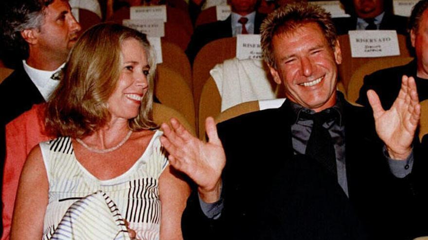 Melissa Mathison, junto a Harrison Ford