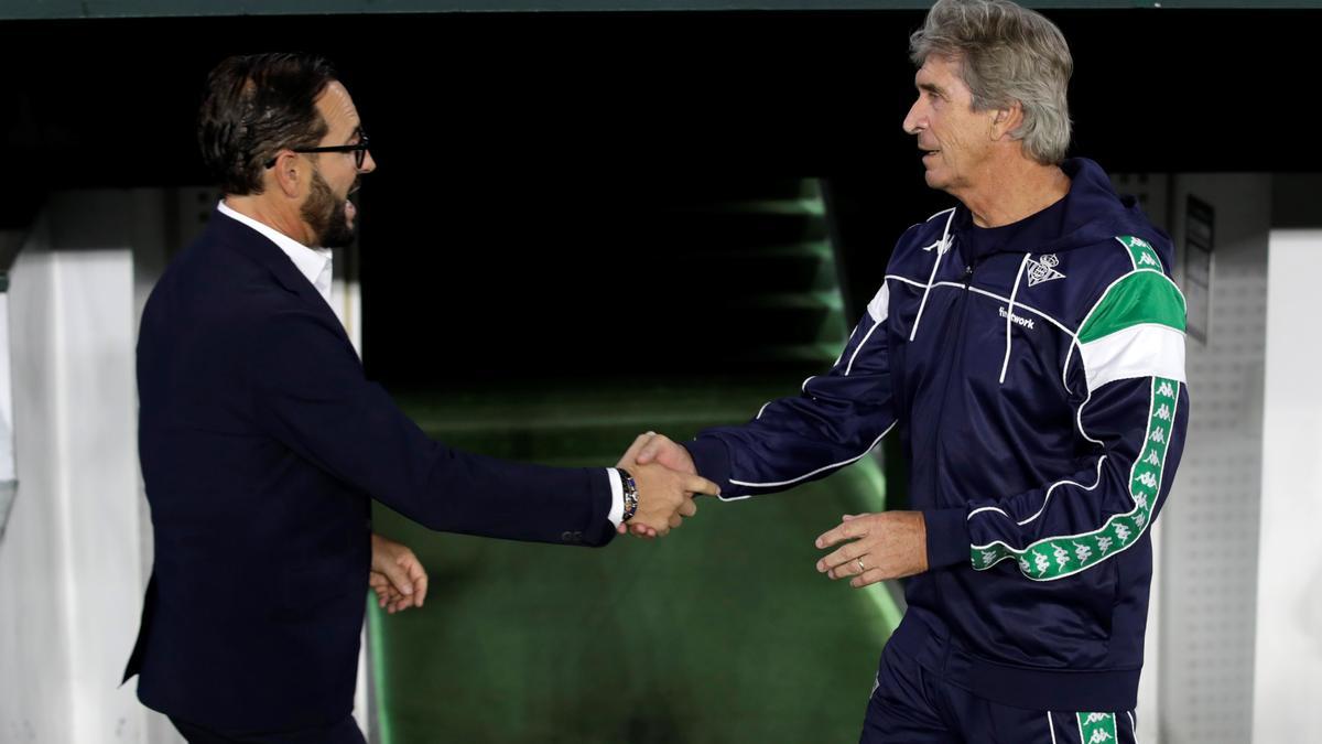 Bordalás saluda a Pellegrini antes del Betis-Valencia