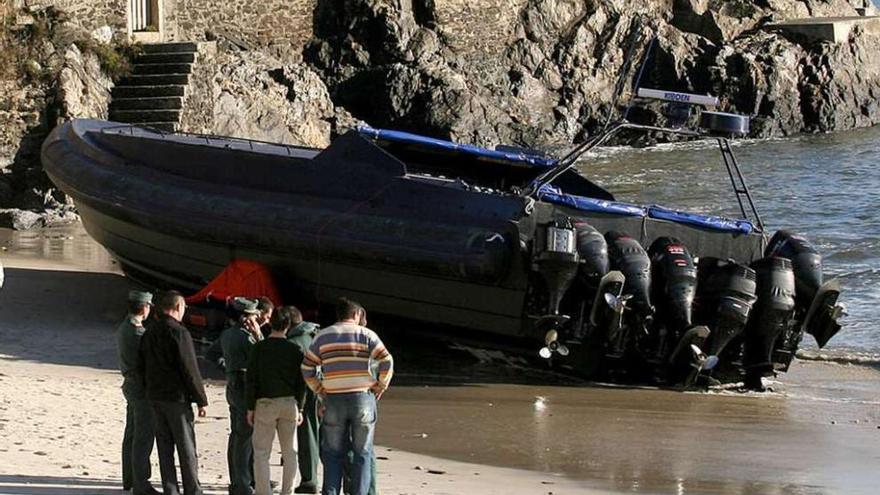 La mayor lanzadera incautada a los narcos en Europa fue abandonada en una playa de Nigrán, en 2009.