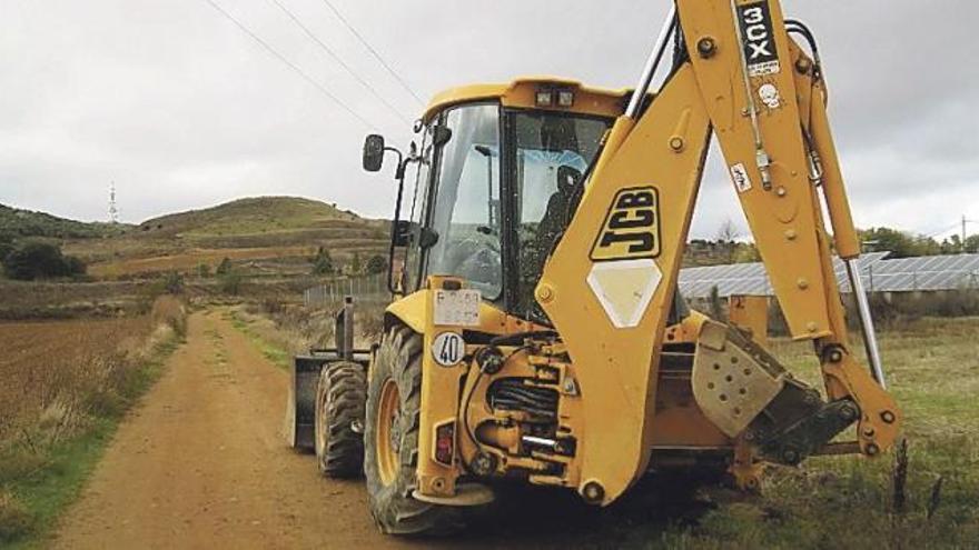 Una máquina lista para l limpiar cunetas en el camino del caño de la Cruz.