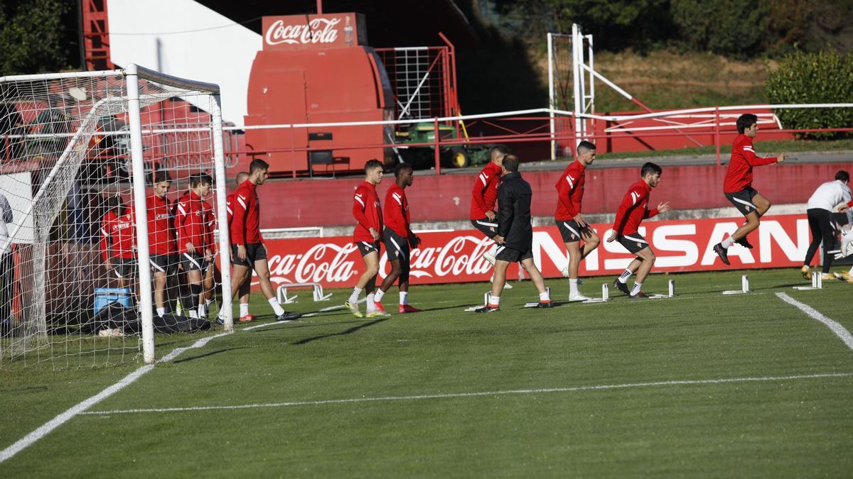Un momento del entrenamiento del Sporting, con Campuzano el segundo por la derecha y Christian Rivera junto al poste de la portería.